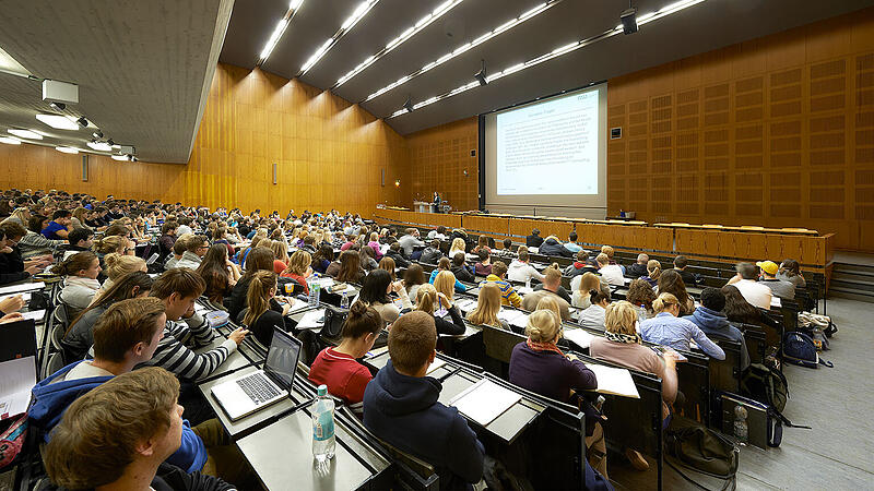 Fast 40.000 Studierende sind an der Friedrich-Alexander-Universit&auml;t in Erlangen und N&uuml;rnberg eingeschrieben. Weil jene aus dem Nicht-EU-Ausland ab 2027 Studiengeb&uuml;hren zahlen sollen, regt sich Widerstand.
