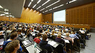 Audimax FAU Erlangen-NürnbergForchheim & Fränkische Schweiz Fast 40.000 Studierende sind an der Friedrich-Alexander-Universität in Erlangen und Nürnberg eingeschrieben. Weil jene aus dem Nicht-EU-Ausland ab 2027 Studiengebühren zahlen sollen, regt sich Widerstand.