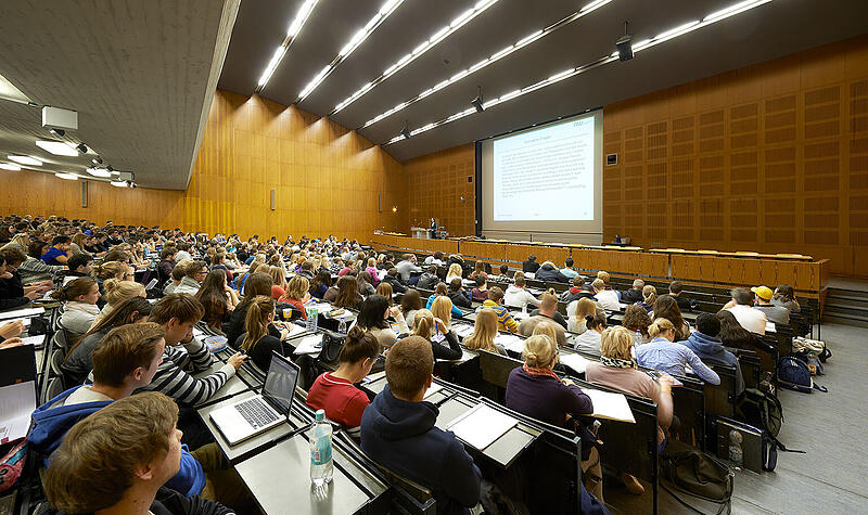 Fast 40.000 Studierende sind an der Friedrich-Alexander-Universit&auml;t in Erlangen und N&uuml;rnberg eingeschrieben. Weil jene aus dem Nicht-EU-Ausland ab 2027 Studiengeb&uuml;hren zahlen sollen, regt sich Widerstand.