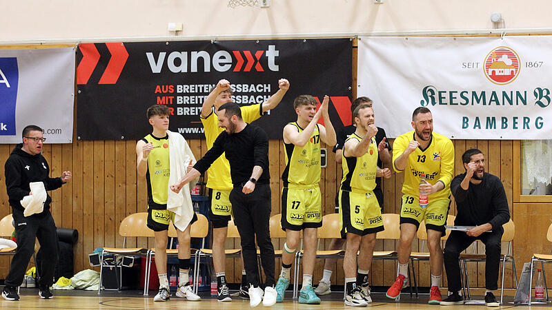 Hier jubelten die Güßbacher über den Sieg gegen Veitshöchheim vor zwei Wochen. Am Freitag wurde feuchtfröhlich in Ansbach gefeiert.