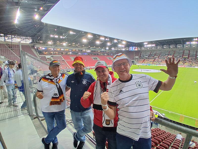 Aus Forchheim gekommen, um ihre Mannschaft zu unterstützen: (v.l.) Roland Sterzl, Bernd Jungbauer, Klaus Kainer und Papa Edi. Aus Forchheim gekommen, um ihre Mannschaft zu unterstützen: (v.l.) Roland Sterzl, Bernd Jungbauer, Klaus Kainer und Papa Edi.