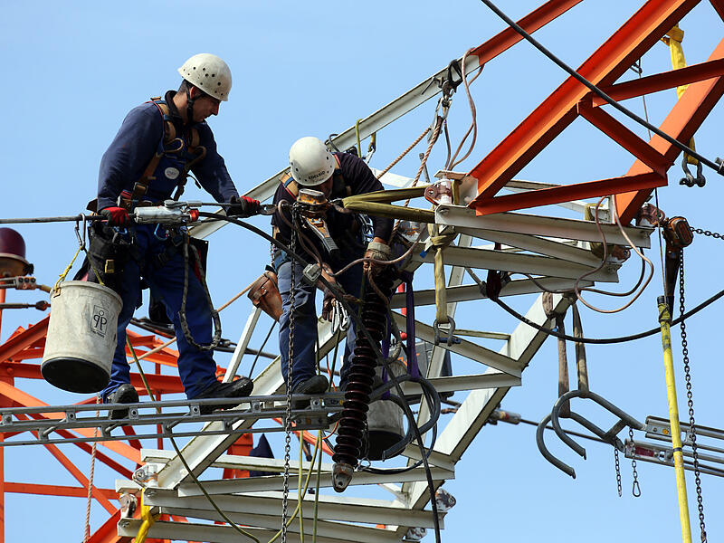 Arbeiten am Strommast