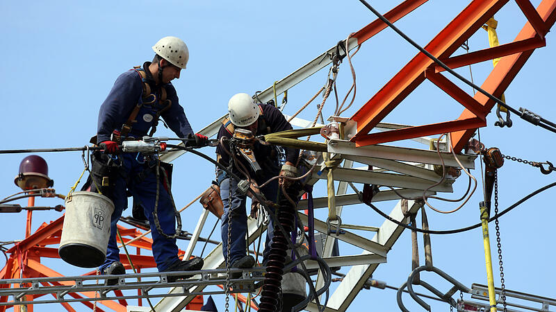 Arbeiten am Strommast