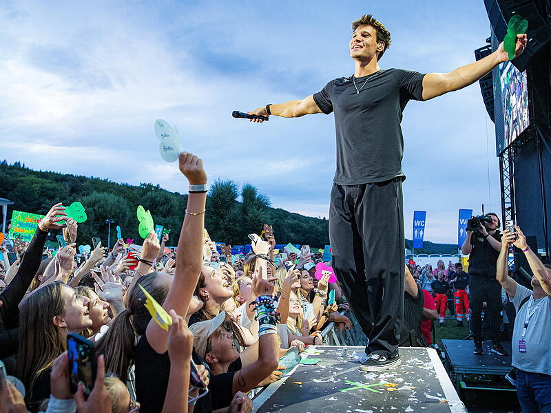 &Uuml;ber 5.500 Fans feierten am Samstag 29.08.26 auf dem Turnierplatz in Bad Kissingen ihren Star Wincent Weiss. Besonders das junge Publikum empfing ihn mit lautem Kreischen und gro&szlig;er Begeisterung. Ein Open-Air-Abend voller Emotionen und unvergesslicher Momente.