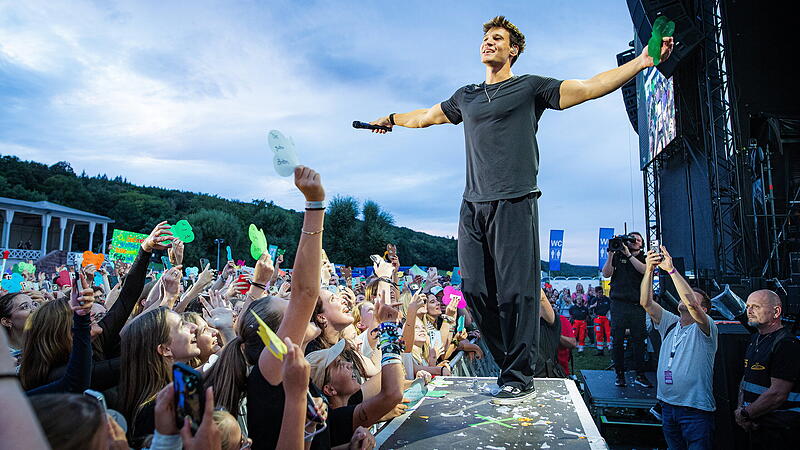 &Uuml;ber 5.500 Fans feierten am Samstag 29.08.26 auf dem Turnierplatz in Bad Kissingen ihren Star Wincent Weiss. Besonders das junge Publikum empfing ihn mit lautem Kreischen und gro&szlig;er Begeisterung. Ein Open-Air-Abend voller Emotionen und unvergesslicher Momente.
