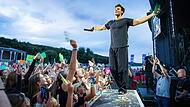 &Uuml;ber 5.500 Fans feierten am Samstag 29.08.26 auf dem Turnierplatz in Bad Kissingen ihren Star Wincent Weiss. Besonders das junge Publikum empfing ihn mit lautem Kreischen und gro&szlig;er Begeisterung. Ein Open-Air-Abend voller Emotionen und unvergesslicher Momente.