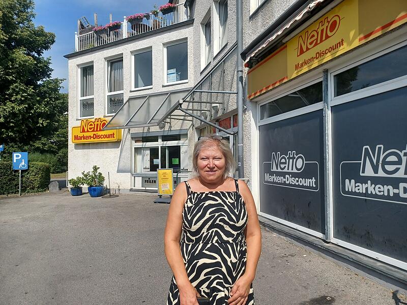Kathrin Wiegert-Berg vor dem Netto in Wüstenahorn. Kathrin Wiegert-Berg vor dem Netto in Wüstenahorn.
