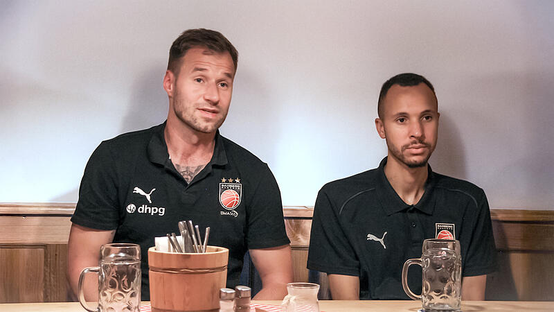 M&auml;nner-Cheftrainer Anton Gavel (links) und Frauen-Coach Samuel Gloser beantworteten die Fragen der Fans.