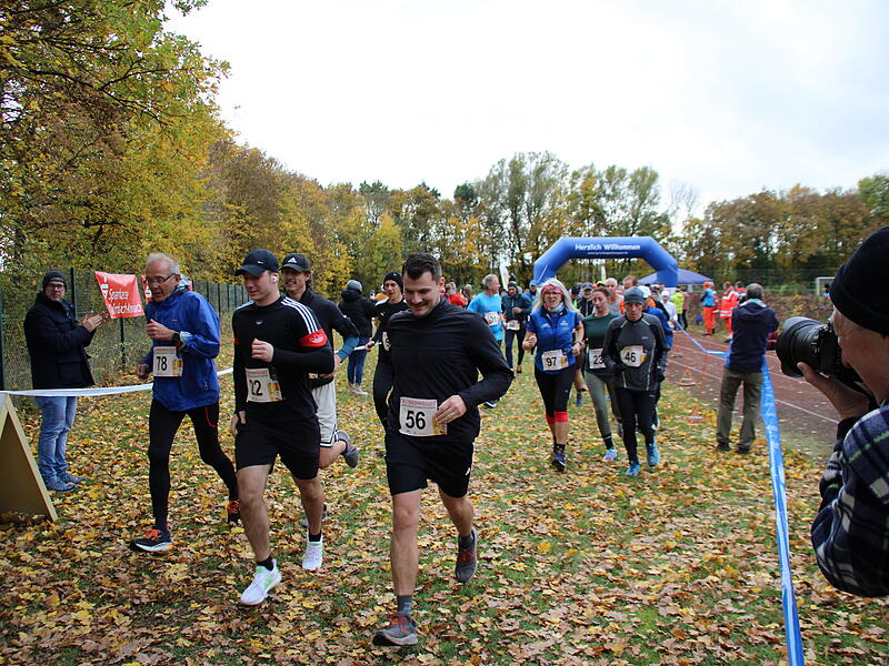 Trotz nasskaltem Herbstwetter lie&szlig;en sich die Sportler den Spa&szlig;  beim 38. Frankenwaldlauf der LG Ludwigschorgast nicht vermiesen.