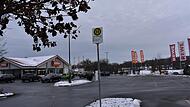 Durch die neue Bushaltestelle &bdquo;Am Sch&ouml;nfeld&ldquo; werden die Superm&auml;rkte direkt angefahren.Forchheim & Fr&auml;nkische Schweiz