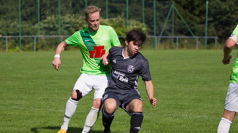 K&uuml;nftig wohl Kreisklassist: Andreas Lippert (li.) und der SV Wolfers-/Neuengr&uuml;n haben kaum noch Chancen auf den Klassenerhalt in der Kreisliga.
