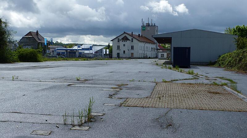 Aus dem fr&uuml;heren Baywa-Geb&auml;ude (im Hintergrund) in Volkach soll eine Kita werden. Um sie herum wird auf der versiegelten Fl&auml;che nach und nach das neue Viertel namens "Mainquartier" entstehen.