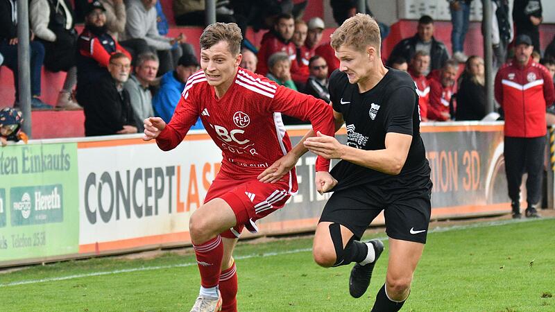 Felix Lausch (links, im Duell mit dem Schwebenrieder Marcel Behr) geh&ouml;rt zu den zweikampfst&auml;rksten Lichtenfelser Akteuren.