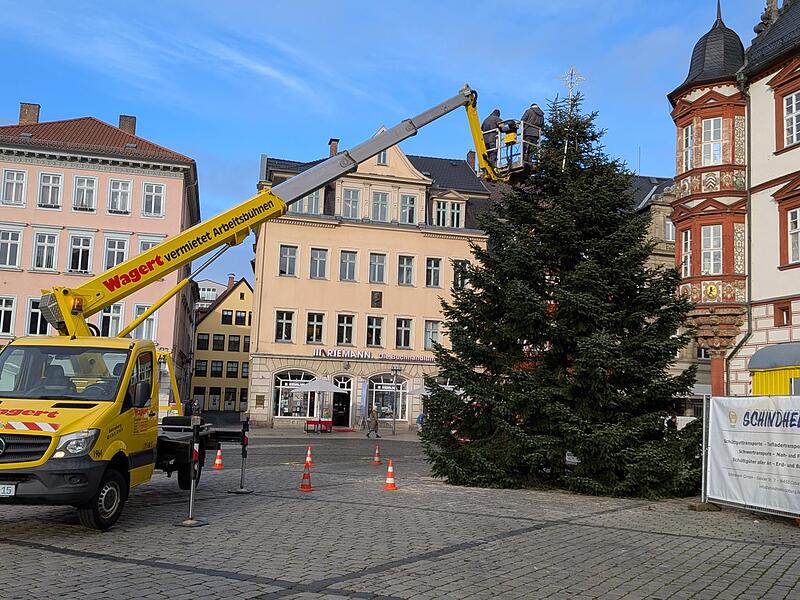 Im Lauf des Montags werden noch Lichter und Co. angebracht.