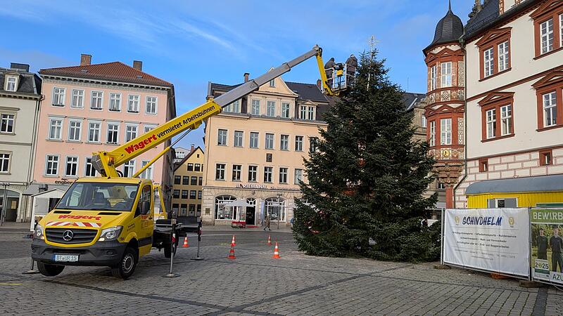 Im Lauf des Montags werden noch Lichter und Co. angebracht.