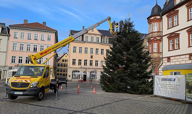 Im Lauf des Montags werden noch Lichter und Co. angebracht.