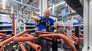 Der Industriestandort Deutschland wankt. Das sp&uuml;ren auch die Unternehmen und Besch&auml;ftigten in Franken. &Uuml;ber ein branchen&uuml;bergreifendes Problem und komplexe L&ouml;sungsstrategien.