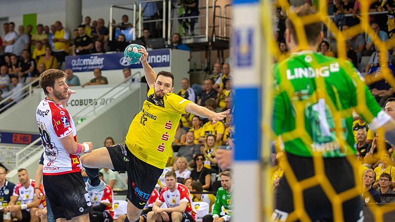 Der Coburger Fynn Herzig (am Ball) zieht zum Tor und ist von Eisenachs Malte Donker nicht zu stoppen.