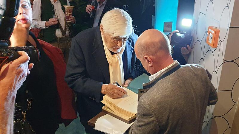 Der 93-j&auml;hrige Mario Adorf signiert das besondere Filmdrehbuch aus Wolfgang Schallers Privatbesitz..