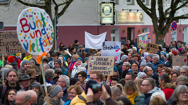 Knapp 1500 Menschen waren vor Ort: Die schönsten Impressionen von der Demo für Demokratie und gegen Faschismus in Forchheim.Demo für Demokratie in Forchheim Knapp 1500 Menschen waren vor Ort: Die schönsten Impressionen von der Demo für Demokratie und gegen Faschismus in Forchheim.Demo für Demokratie in Forchheim