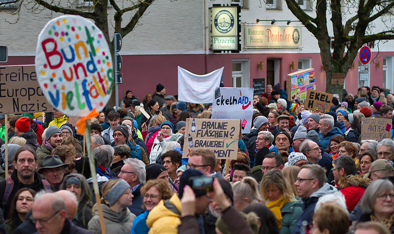 Knapp 1500 Menschen waren vor Ort: Die schönsten Impressionen von der Demo für Demokratie und gegen Faschismus in Forchheim.Demo für Demokratie in Forchheim