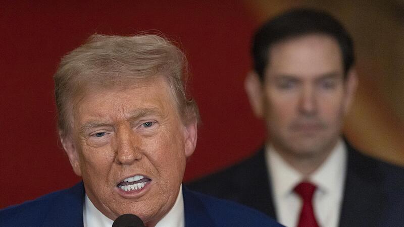 Der amerikanische Pr&auml;sident Donald Trump hat Angriffe auf den Iran befohlen. Hinter ihm steht US-Au&szlig;enminister MArco Rubio.