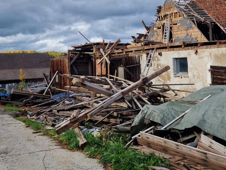 Die Scheune der Familie muss dringend abgerissen werden.
