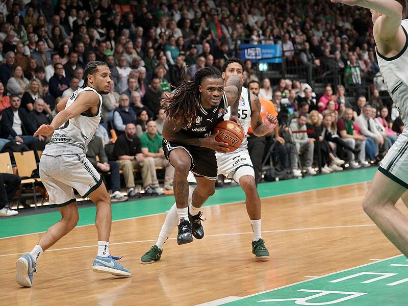 Cobe Williams (mit Ball) beim Zug zum Korb im Ausw&auml;rtsspiel in Trier.