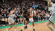 Cobe Williams (mit Ball) beim Zug zum Korb im Ausw&auml;rtsspiel in Trier.