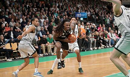 Cobe Williams (mit Ball) beim Zug zum Korb im Ausw&auml;rtsspiel in Trier.