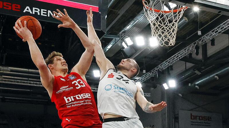 Entschlossen zieht der Bamberger Patrick Heckmann (l.) gegen Arnas Velicka zum Korb.