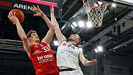 Entschlossen zieht der Bamberger Patrick Heckmann (l.) gegen Arnas Velicka zum Korb.