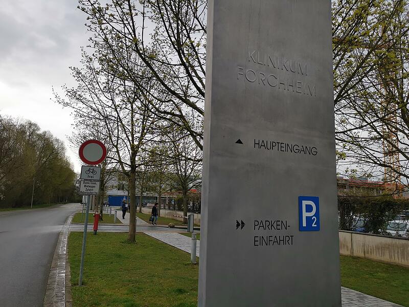 Kurz vor dem Haupteingang steht das Durchfahrtsverbot.