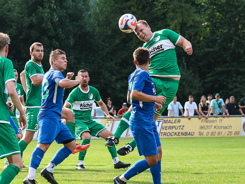 Der Friesener Felix Müller (grün) kommt hier beim Derby gegen Neukenroth am 7. Spieltag mit dem Kopf an den Ball, kann aber aus der Position keinen Druck aufbauen. Für beide Mannschaften läuft es dennoch  derzeit richtig gut.