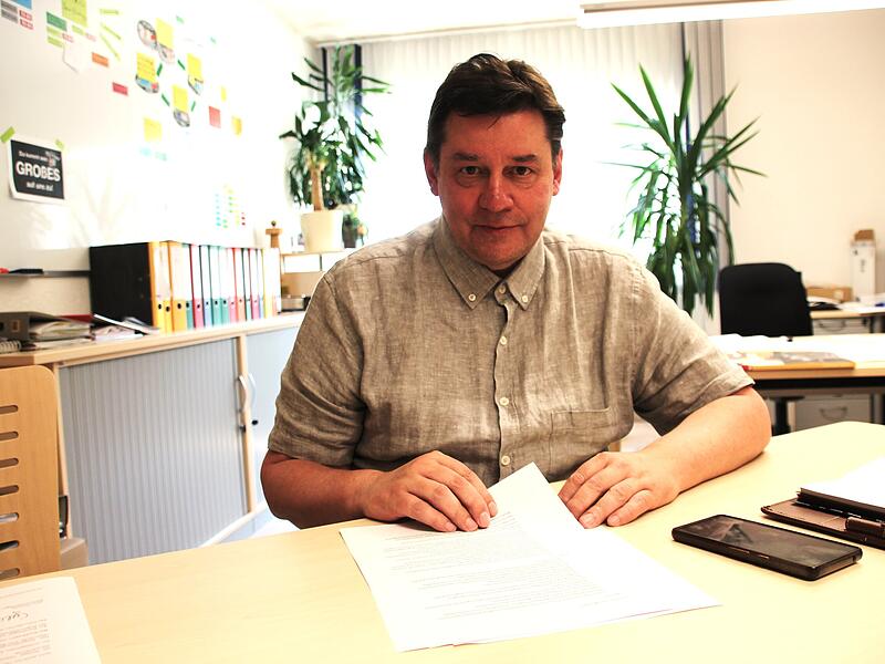 B&uuml;rgermeister Michael Kaiser aus Tettau in seinem Dienstzimmer im Rathaus aus Anlass der 100-Tage-Bilanz.