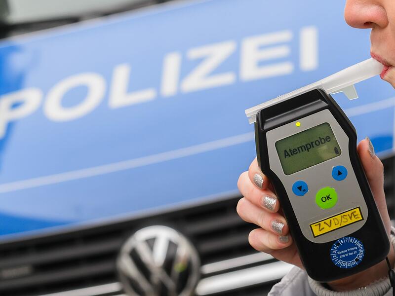 Ein Atemalkoholtest der Polizei: Auch im Landkreis Forchheim kommt es immer wieder zu Trunkenheit im Stra&szlig;enverkehr. Doch welche Rolle spielen Volksfeste wie das Annafest bei Alkoholdelikten?