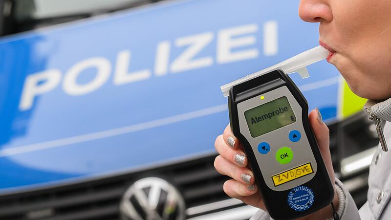 AtemalkoholtestForchheim & Fränkische Schweiz Ein Atemalkoholtest der Polizei: Auch im Landkreis Forchheim kommt es immer wieder zu Trunkenheit im Straßenverkehr. Doch welche Rolle spielen Volksfeste wie das Annafest bei Alkoholdelikten?