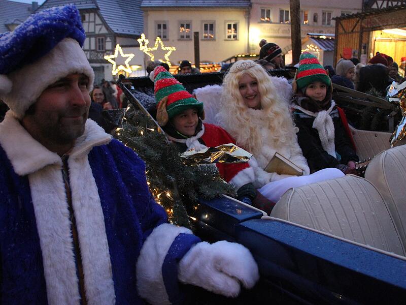 Mit einem schönen Auto kommt das Zeiler Christkind angefahren. Man ist hier ein bisschen moderner als anderswo.