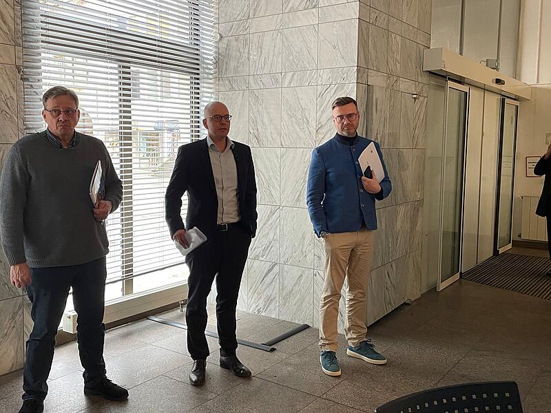 Ralf Strauch (Pro Bad Kissingen, von links), OB Dirk Vogel und Wirtschaftsf&ouml;rderer Sebastian B&uuml;nner in der fr&uuml;heren Schalterhalle der Commerzbank. Die Bank-Filiale soll zur Markthalle Bad Kissingen werden.
