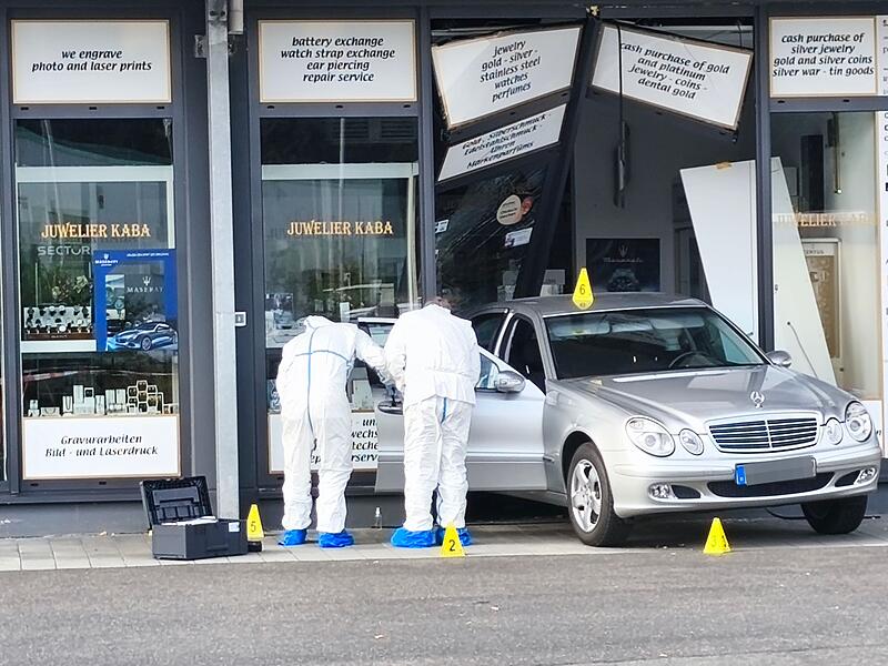 Diebe rammen mit Auto Juweliergesch&auml;ft und fl&uuml;chten
