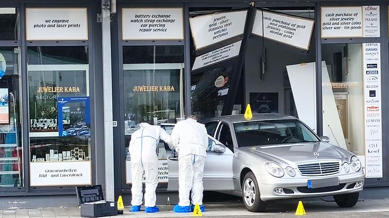 Diebe rammen mit Auto Juweliergeschäft und flüchten Diebe rammen mit Auto Juweliergeschäft und flüchten