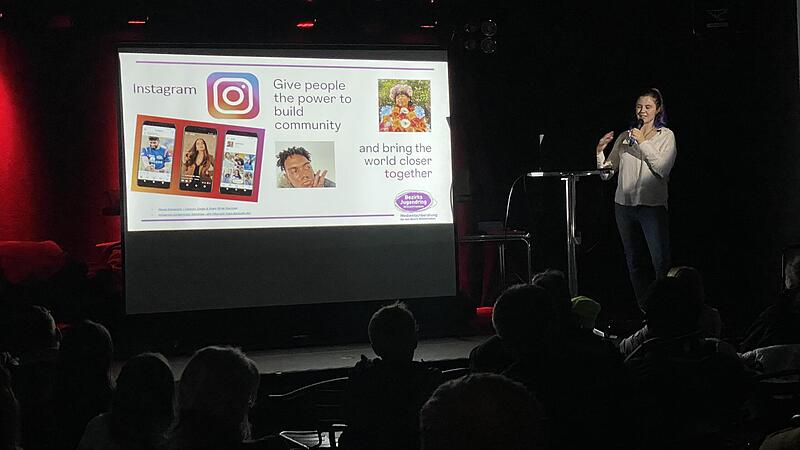 Medienfachberaterin Paula Ludwig erzählt den Schülern von ihren Erfahrungen mit den sogenannten sozialen Netzwerken im Internet .
