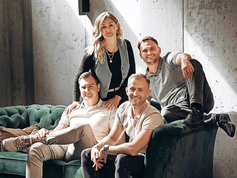 Hinter Wendy Social stehen (von links) Eugen Koch, Irma Schmidtke, Alexander Sattler und Vadim Koslow. Gemeinsam entwickelten sie das Unternehmen vom Veranstaltungsservice zur Social-Media-Agentur weiter. Hinter Wendy Social stehen (von links) Eugen Koch, Irma Schmidtke, Alexander Sattler und Vadim Koslow. Gemeinsam entwickelten sie das Unternehmen vom Veranstaltungsservice zur Social-Media-Agentur weiter.