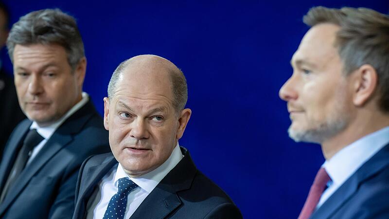 Bundeskanzler Olaf Scholz (Mitte) h&auml;lt die Ampel-Koalition mit Robert Habeck (Gr&uuml;ne) und Christian Lindner (FDP) zusammen. Wo aber bleibt seine eigene Partei, die SPD? Immer mehr Genossen halten das Prinzip der Zusammenarbeit inzwischen f&uuml;r gesche...