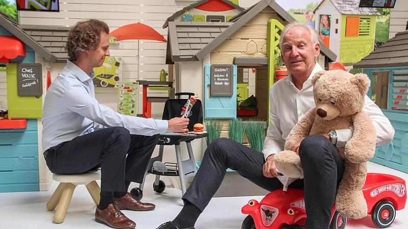 In ihren Ausstellungsr&auml;umen werden sie selbst wieder zu Kindern: Michael Sieber (rechts) mit seinem Sohn Florian Sieber. Er hat 2021 die Leitung der Simba Dickie Group &uuml;bernommen.