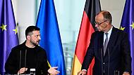 Der ukrainische Präsident Wolodymyr Selenskyj (l.) nahm auf Einladung von Bundeskanzler Merz an virtuellen Beratungen europäischer Staatschefs mit Blick auf das Treffen der Präsidenten Trump und Putin teil. Der ukrainische Präsident Wolodymyr Selenskyj (l.) nahm auf Einladung von Bundeskanzler Merz an virtuellen Beratungen europäischer Staatschefs mit Blick auf das Treffen der Präsidenten Trump und Putin teil.