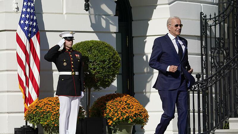 US-Präsident Joe Biden muss sich beeilen: Bis Donnerstag muss er ein gewaltiges Investitionspaket in trockenen Tüchern haben. US-Präsident Joe Biden muss sich beeilen: Bis Donnerstag muss er ein gewaltiges Investitionspaket in trockenen Tüchern haben.