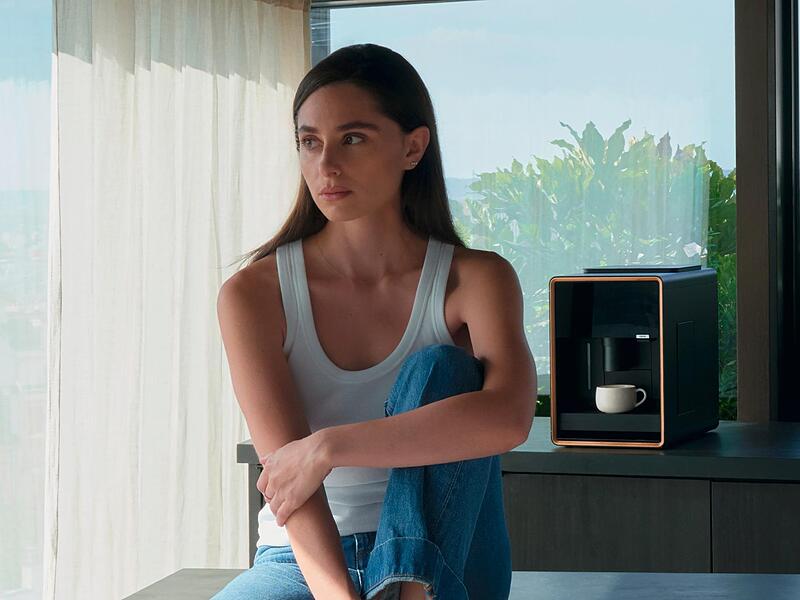 Als neue Markenbotschafterin pr&auml;sentiert die franz&ouml;sische Violinistin Esther Abrami den neuen Kaffeevollautomaten von Loewe. Loewe
