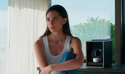 Als neue Markenbotschafterin pr&auml;sentiert die franz&ouml;sische Violinistin Esther Abrami den neuen Kaffeevollautomaten von Loewe. Loewe