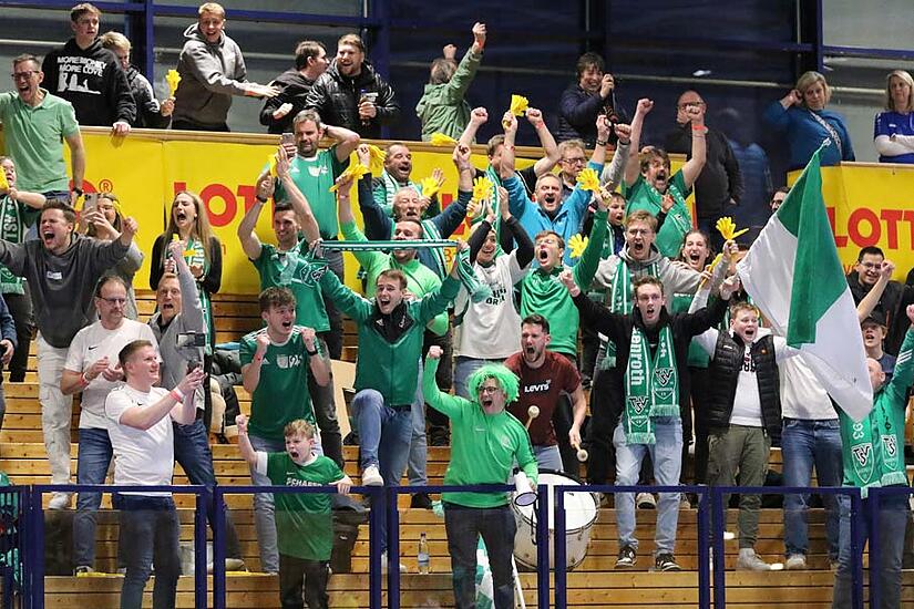 Die bayerische Hallenmeisterschaft fand in Amberg statt. Im Finale setzte sich der ATSV Erlangen gegen den TSV Neukenroth durch.Futsal: Landesmeisterschaft in Amberg Die bayerische Hallenmeisterschaft fand in Amberg statt. Im Finale setzte sich der ATSV Erlangen gegen den TSV Neukenroth durch.